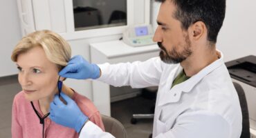 σωστή εφαρμογή ακουστικών βαρηκοΐας σε κέντρο ακοής