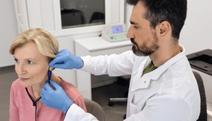 σωστή εφαρμογή ακουστικών βαρηκοΐας σε κέντρο ακοής